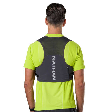 Nathan Pinnacle Featherlite 1.5 L veste d'hydratation de course à pied dos - Charcoal / Reflective Silver