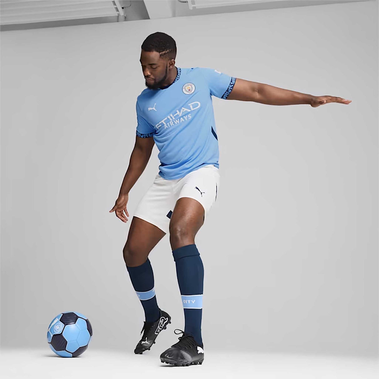 Maillot Manchester City FC domicile 24/25 Replica officiel Puma -action