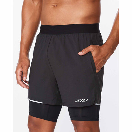 2XU Aero 2 en 1 shorts de course à pied 5 pouces pour homme noir vue de près