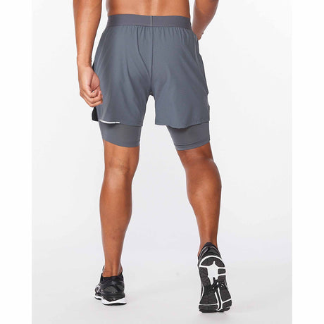 2XU Aero 2 en 1 shorts de course à pied 5 pouces pour homme turbulence vue de dos