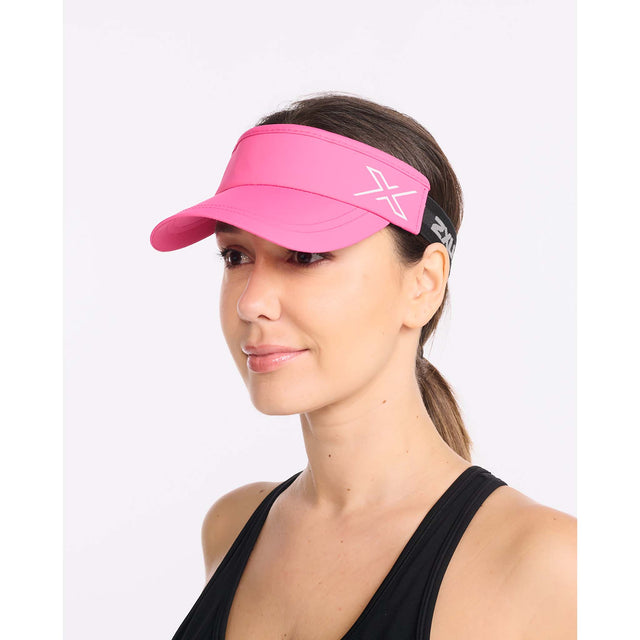 2XU Performance casquette visière de course à pied magenta white