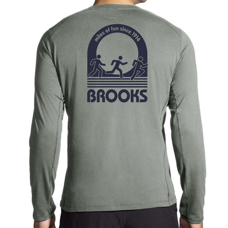 Brooks Distance 2.0 chandail de course homme dos-Pebble/Miles of Fun