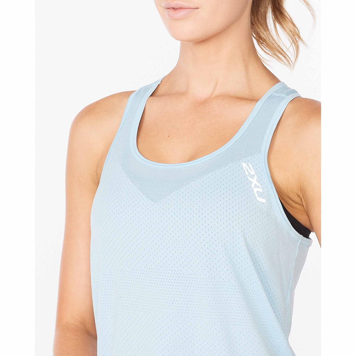 2XU Camisole Light Speed Tech pour femme Cloud Blue / Silver vue de près