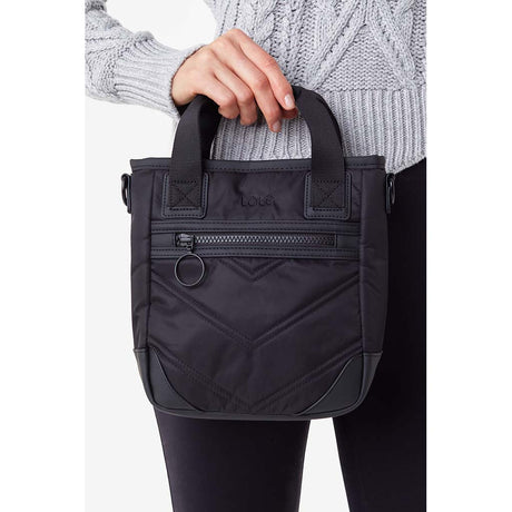 Lole sac fourre-tout Micro Lily noir a la main.