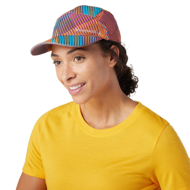 Smartwool Go Far Feel Good Runner's Cap casquette de course à pied femme festive fuchsia